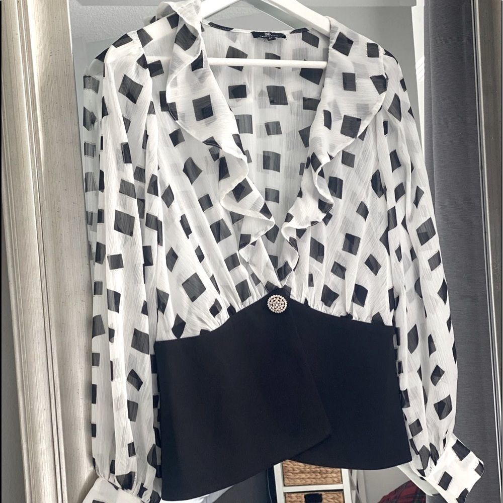 VALENTINE BOUTIQUE Cute black and white blouse